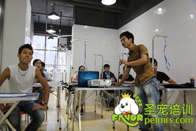 圣寵李博昭老師給學(xué)生講課