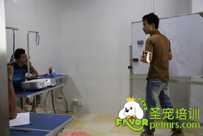 圣寵李博昭老師給學(xué)生講課