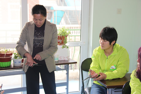 金老師給學(xué)員示范剪刀的正確握法