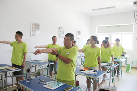 圣寵寵物美容學(xué)校26期學(xué)員剪刀使用方法練習(xí)