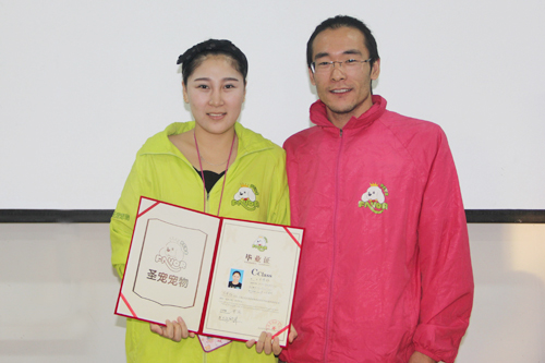 圣寵寵物美容學(xué)校27期學(xué)員羅博雅與老師合影